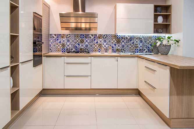 A kitchen with modern, full-overlay thermofoil kitchen cabinets.