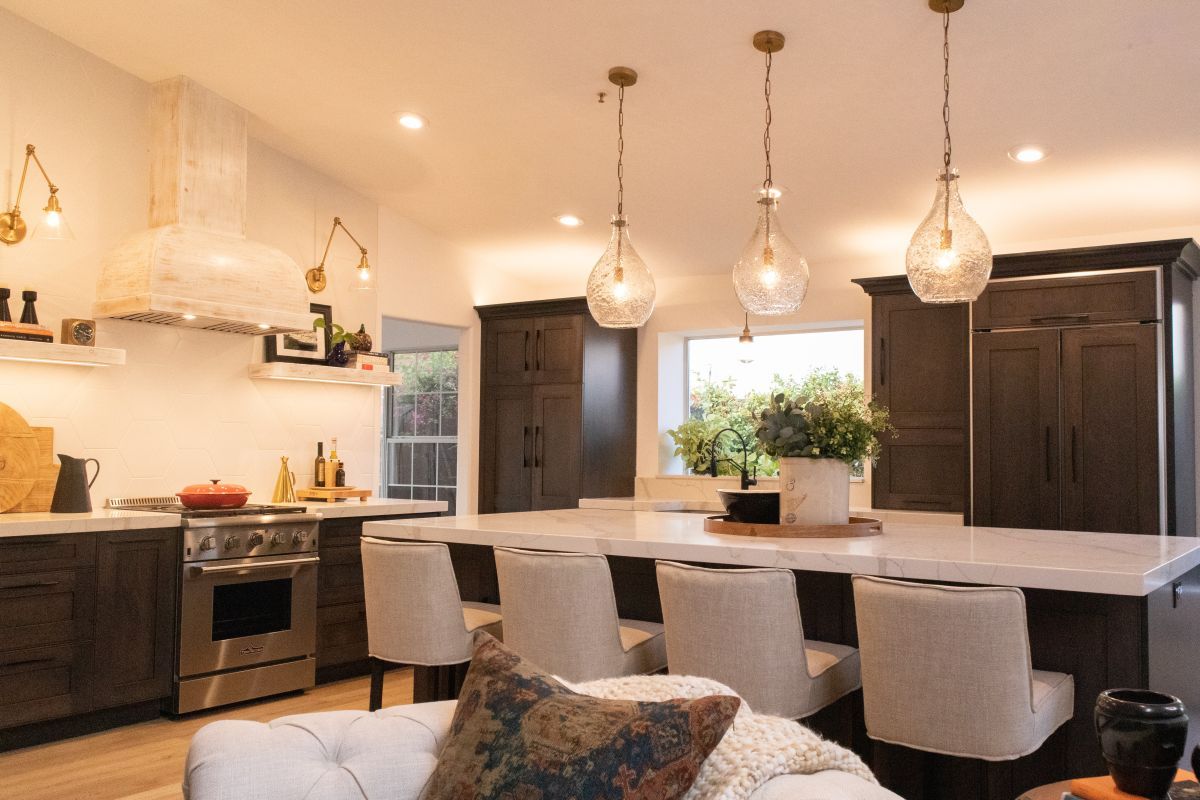 Dark brown kitchen with warm lighting