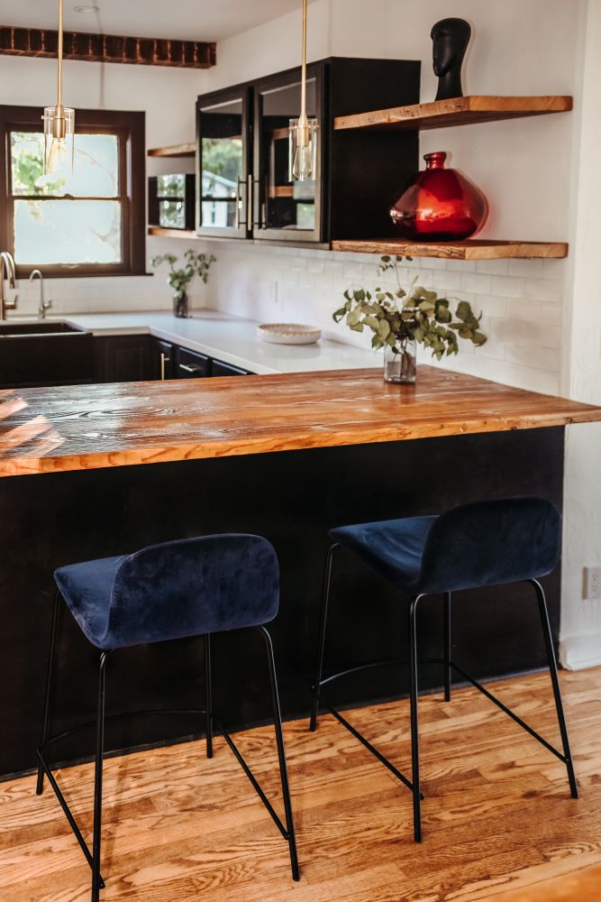 Floating shelves in a black kitchen 