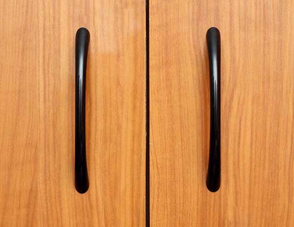 Cabinet doors with plastic cabinet pulls