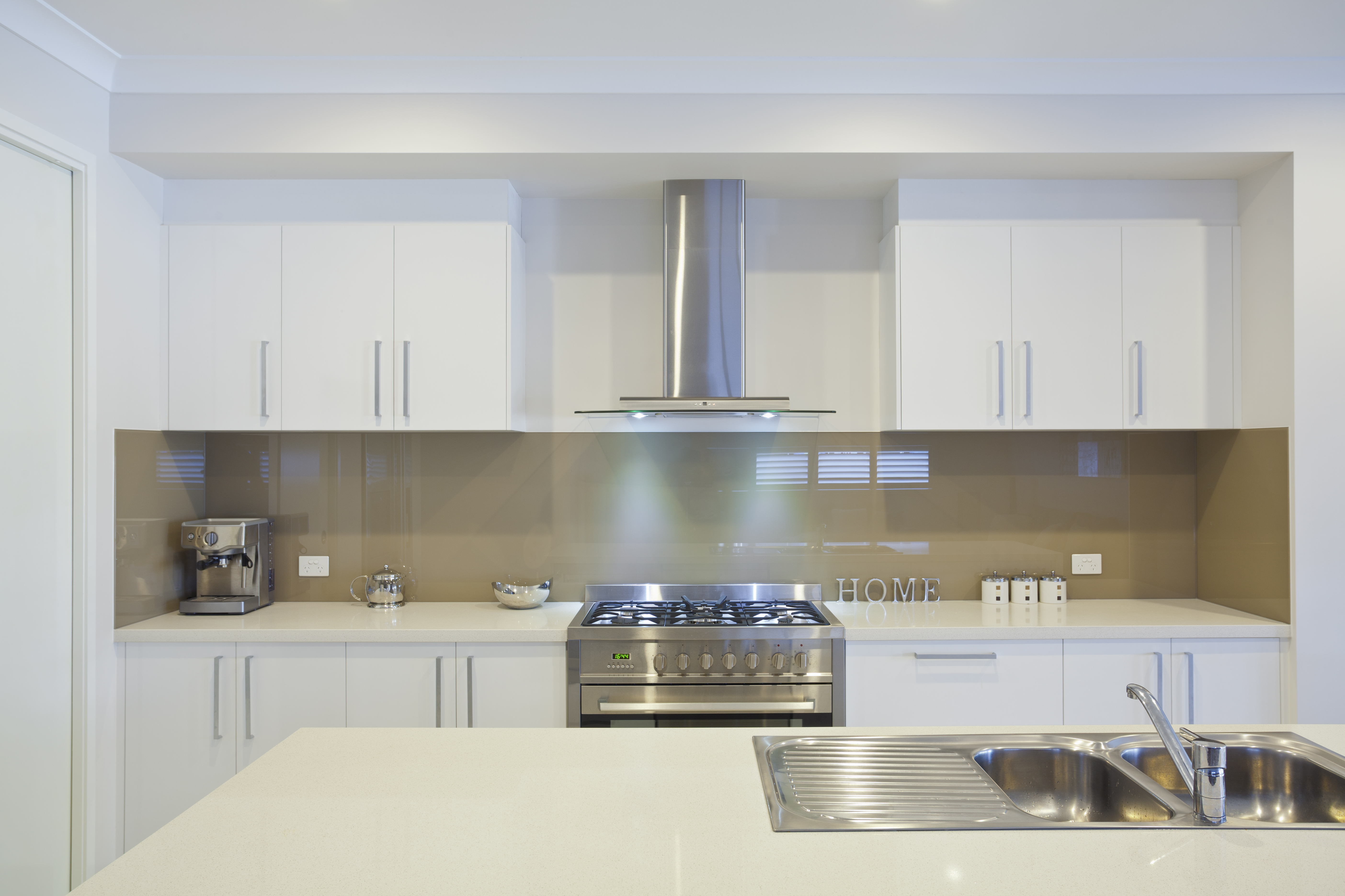 A kitchen with thermofoil cabinets.