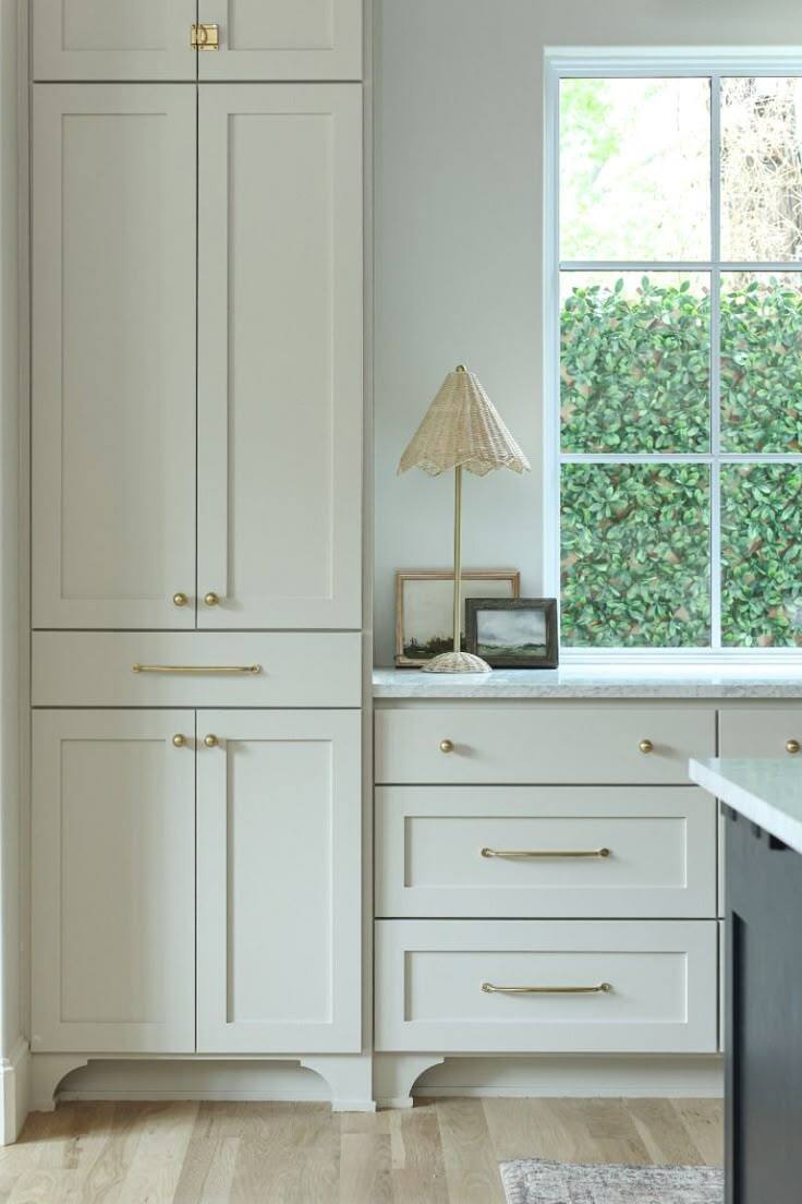 minimalist white shaker kitchen cabinet ideas with clean lines and brass hardware