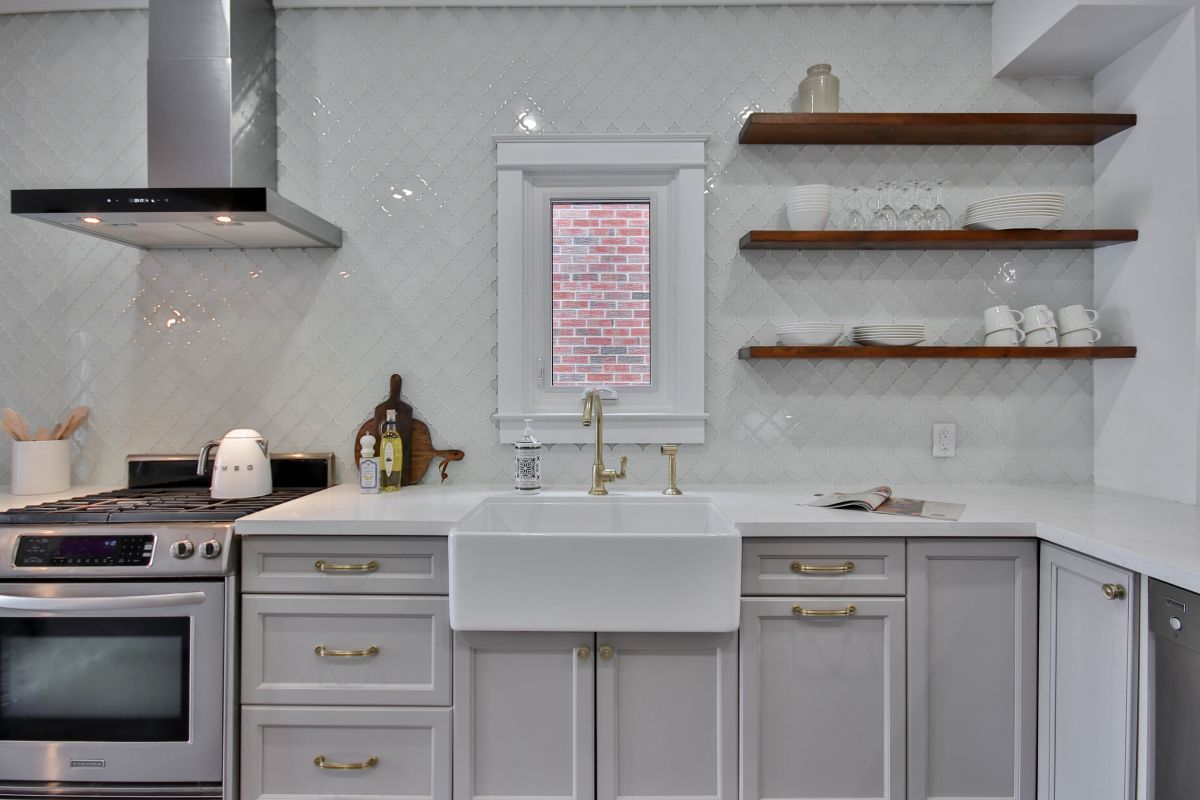 Light grey kitchen with farmhouse sink