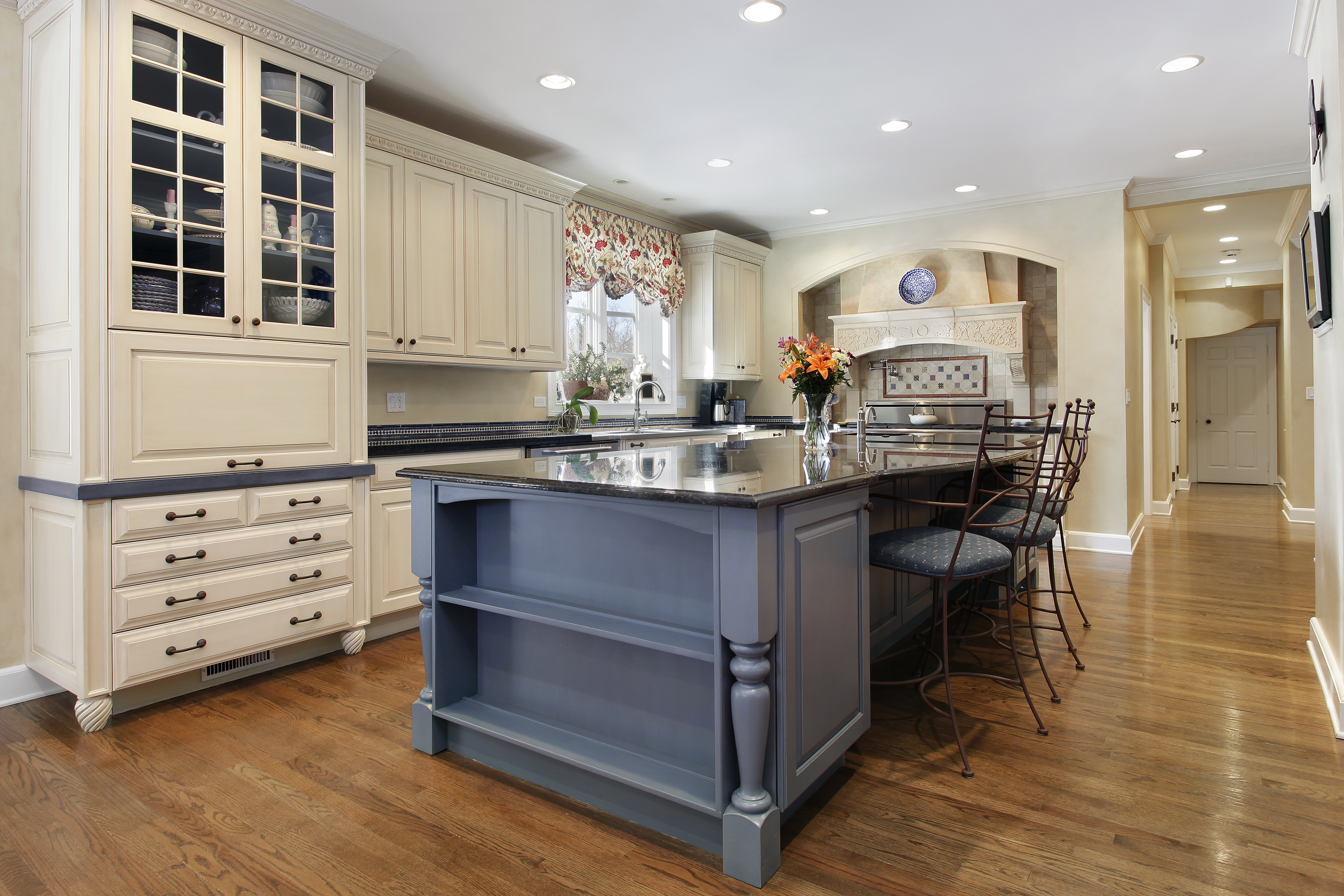 Two tone kitchen cabinets