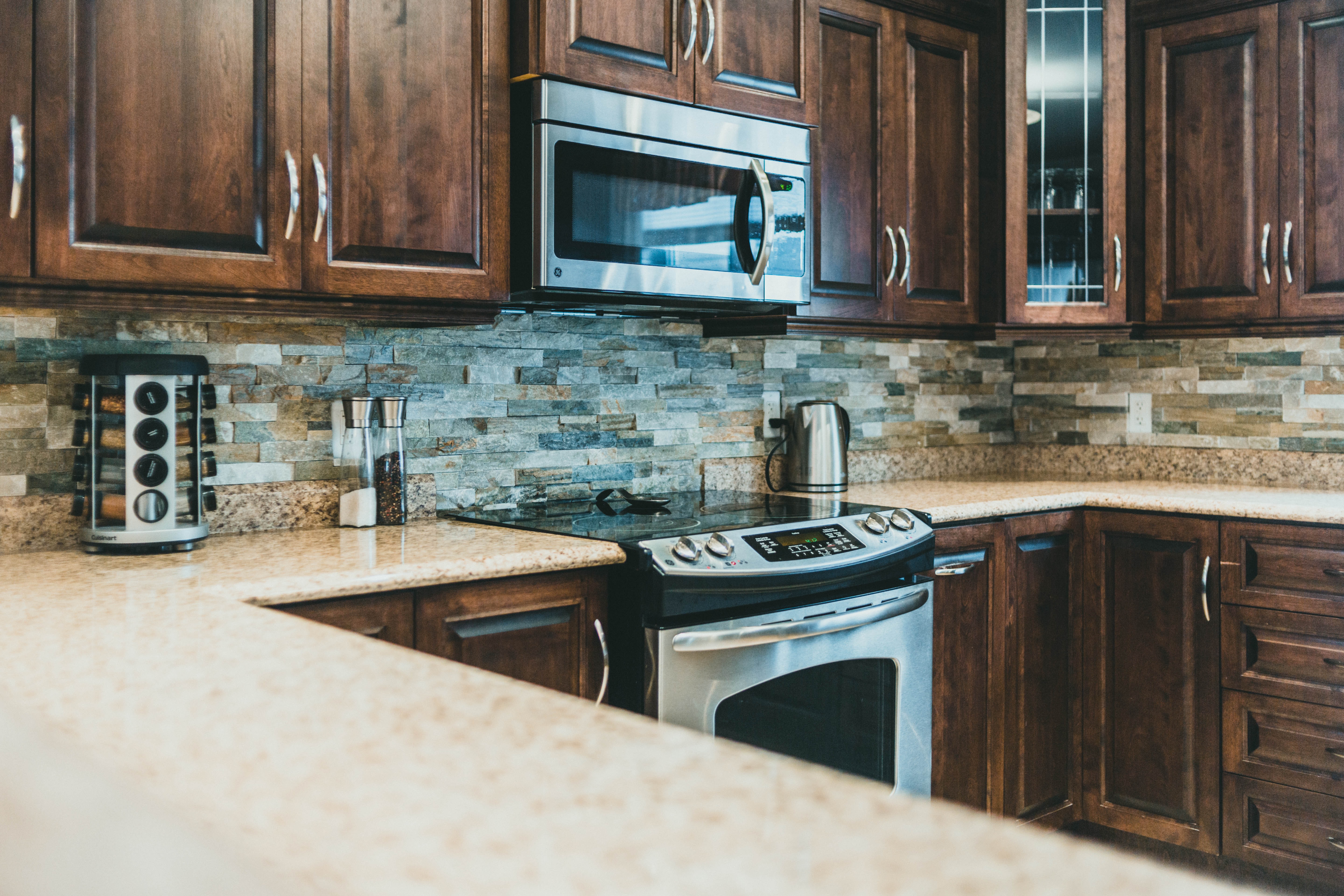 Wood kitchen with stone backsplash 