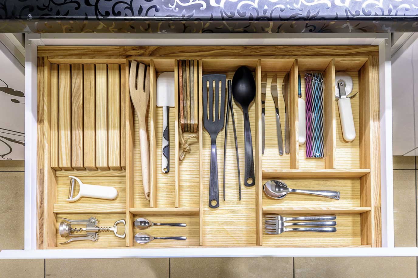 A cleanly laid out kitchen drawer.