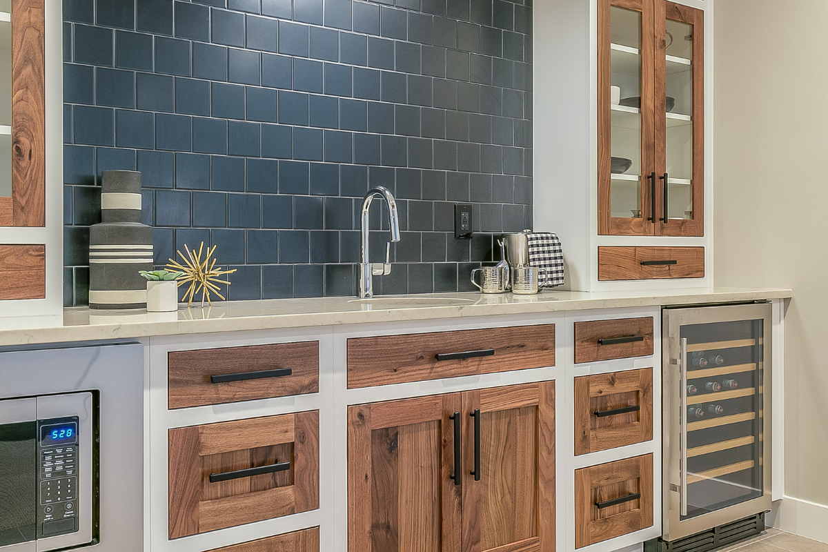Wood shaker cabinet doors with natural grain in a modern kitchen design