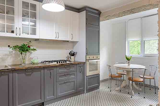 A large kitchen with two tone kitchen cabinets.